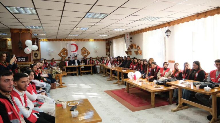 “Genç Kızılay” Gönüllere Dokunuyor
