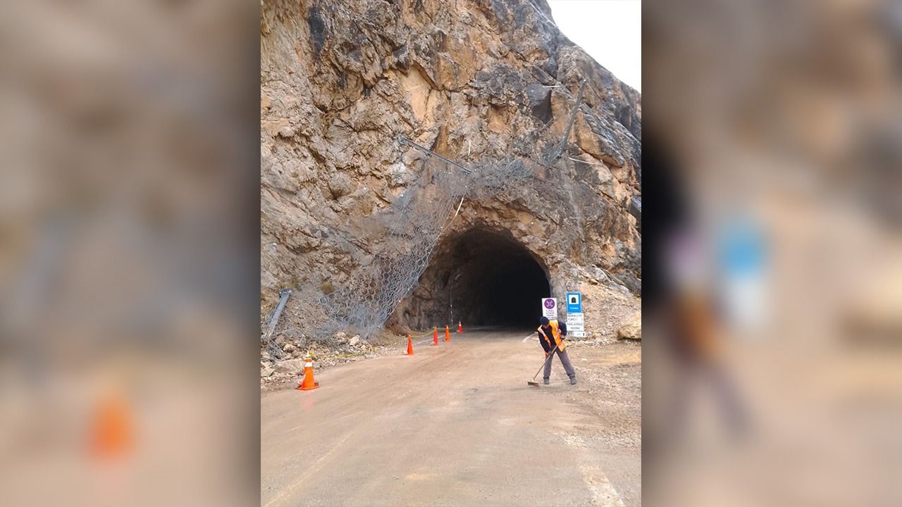 Karanlık Kanyonda Tünel Girişi Temizlendi Yol Ulaşıma Açıldı