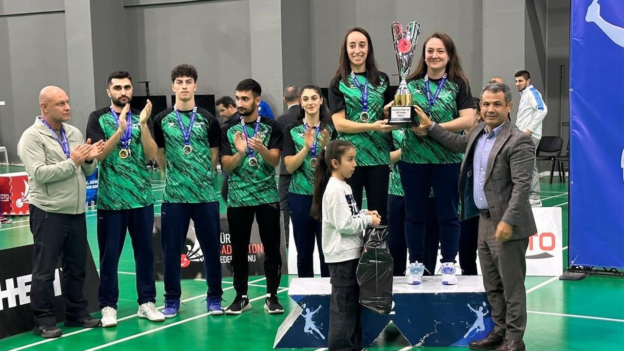 Badmintonda Erzincan Telekom Spor İkinci Oldu