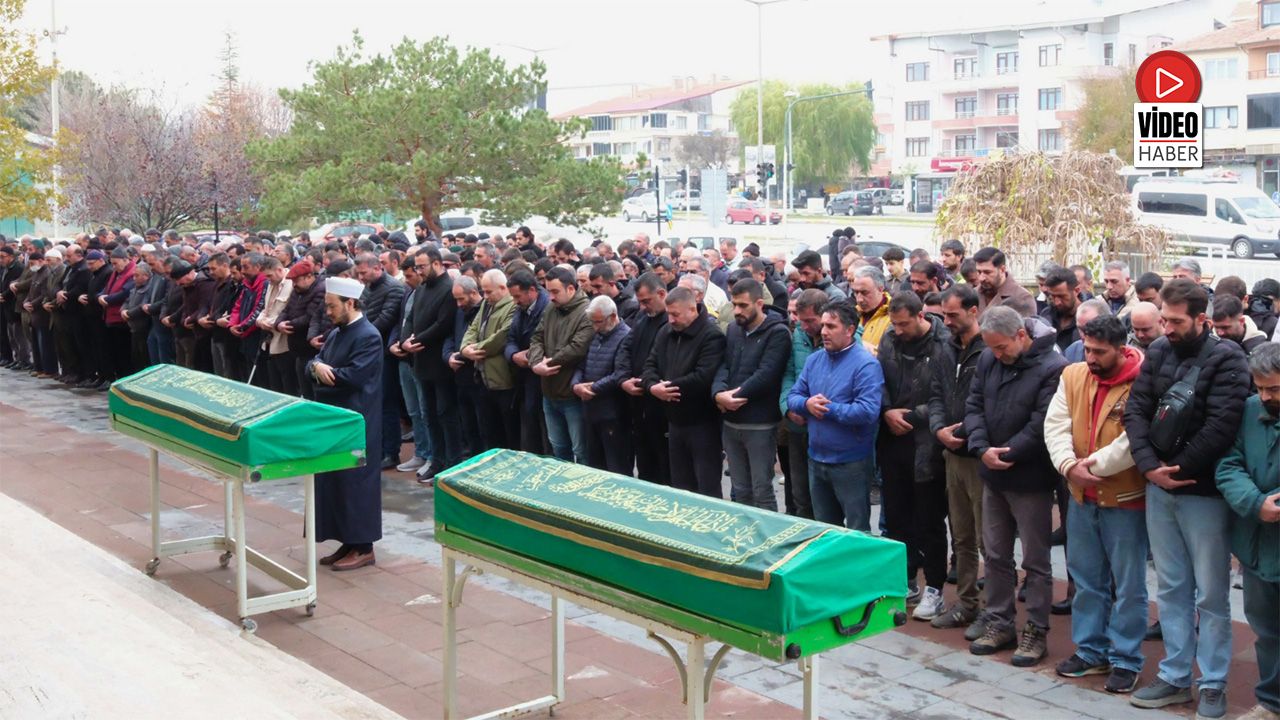 Hayatlarını Kaybeden Baba Oğul Sırlarıyla Birlikte Toprağa Verildi
