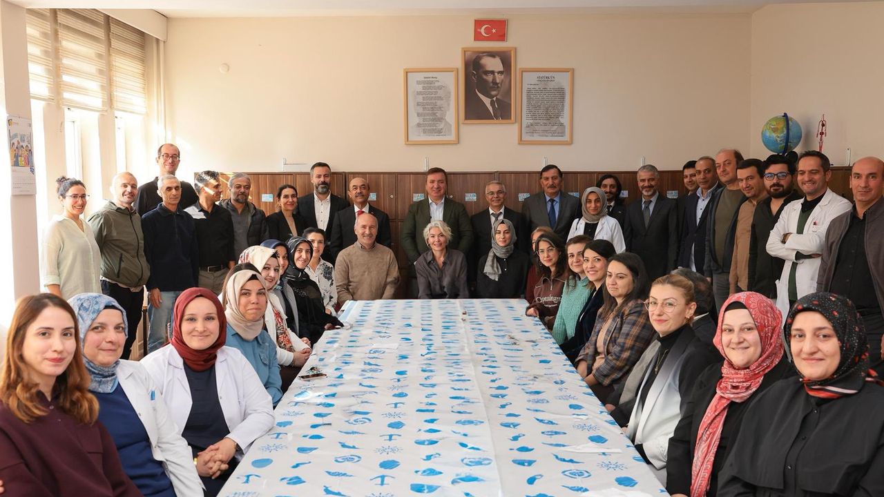 Vali Aydoğdu Cumhuriyet Ortaokulu’nu Ziyaret Etti