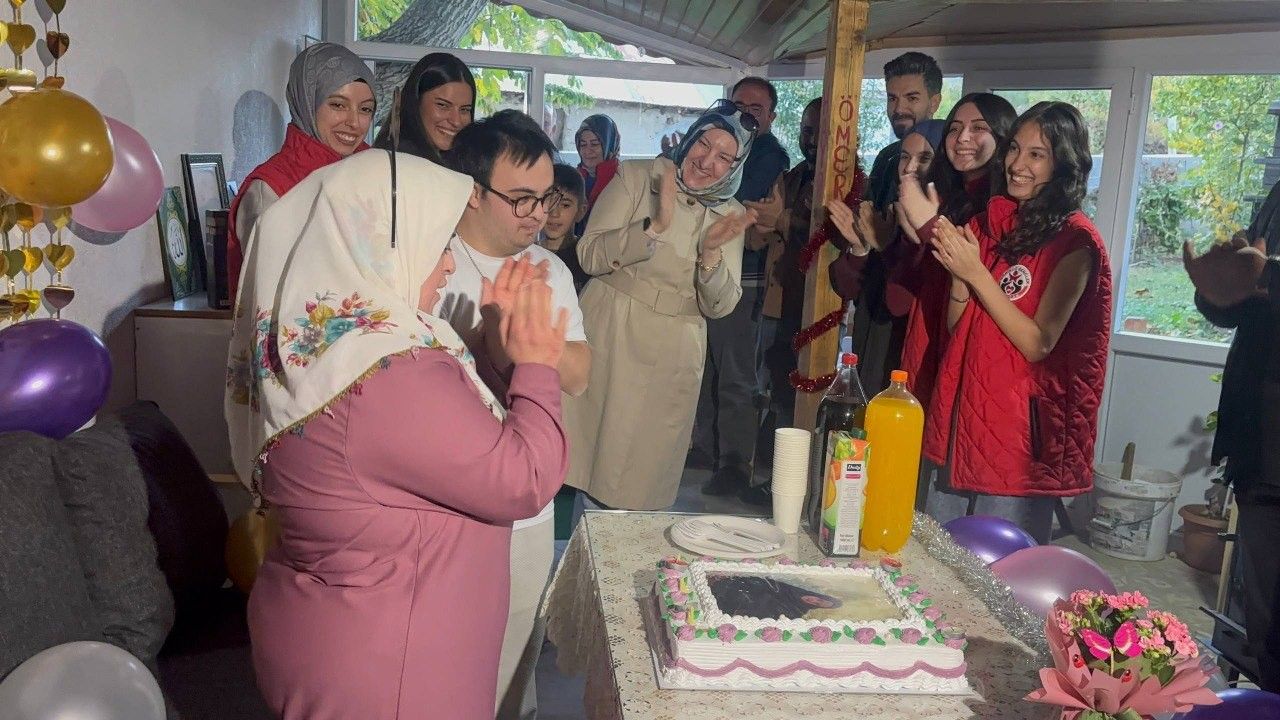 Down Sendromlu Kardeşlere Yürek Isıtan Doğum Günü Sürprizi