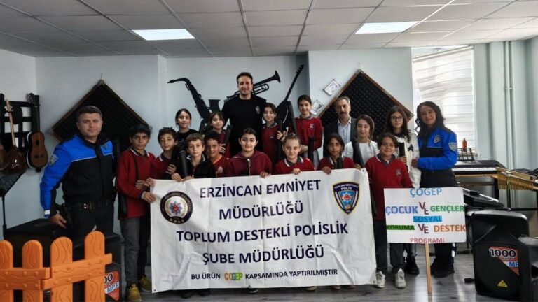 Öğrencilere Ney Hediye Edildi