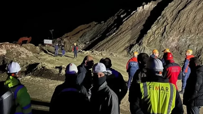 Kemaliye Belediyesi’nden Divriği’deki Göçük Çalışmalarına Destek