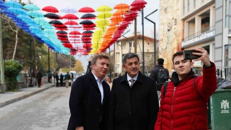 Rengârenk Şemsiyelerle Kaplanan Kütüphane Sokağı İlgi Görüyor