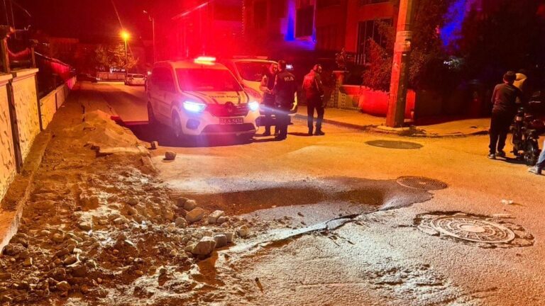 Yeni Asfaltlanan Yolda Göçük Oluştu, Bisiklet Sürücüsü Yaralandı