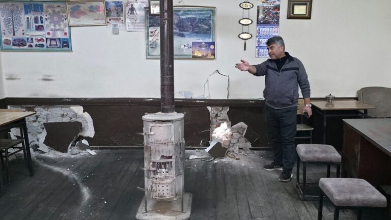 Yıkım Sırasında Faciadan Dönüldü: Müşteriler Çaylarını Bırakıp Canlarını Kurtardı