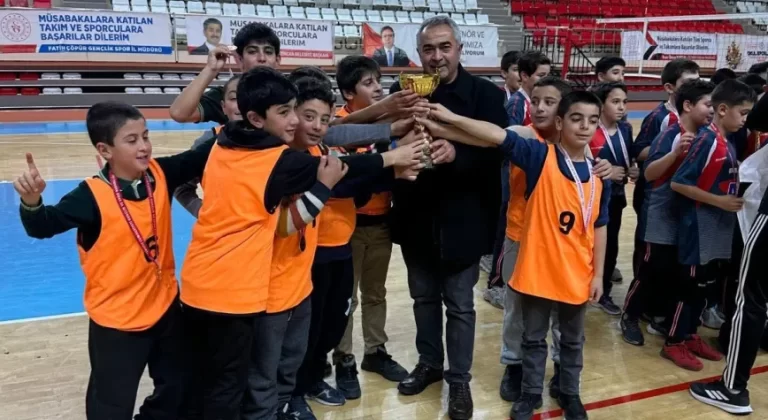 Bayırbağ Ortaokulu Yıldız Erkekler Voleybol Takımı Erzincan Şampiyonu Oldu
