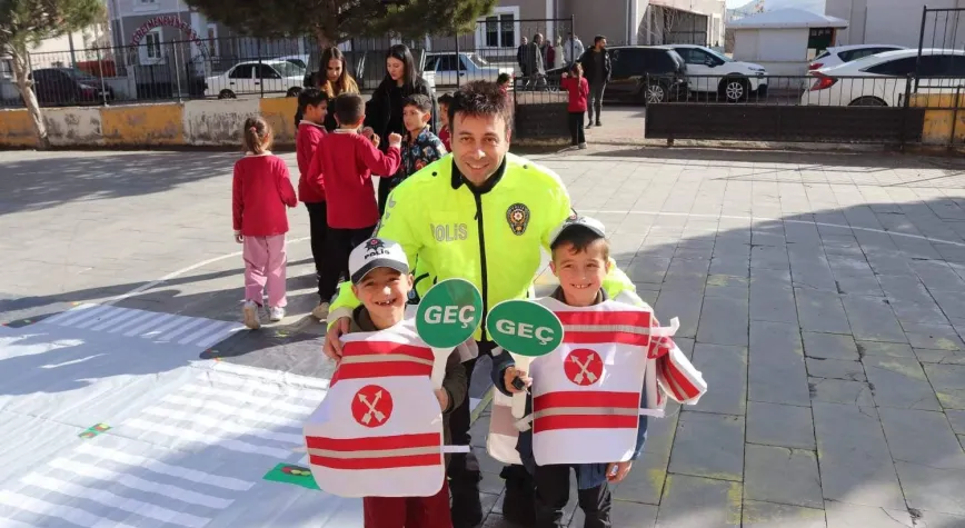 Çayırlı’da Miniklere Trafik Bilinci Aşılandı: Öğrencilere Hem Eğitim Hem Hediyeler