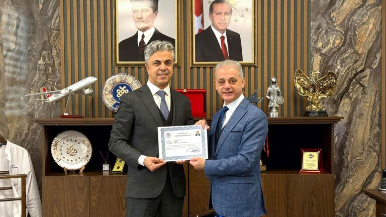 Başhekim Prof. Dr. Ufuk Kuyrukluyıldız’a Üstün Başarı Belgesi