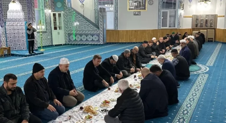 Vali Aydoğdu ve İl Müftülüğü Heyeti Cemaetle Bir Araya Geldi