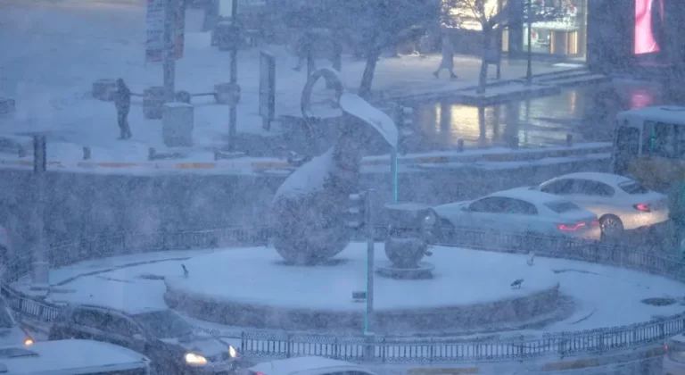 Beklenen Kar Geldi: Erzincan’da Akşam Saatleri Beyaza Büründü