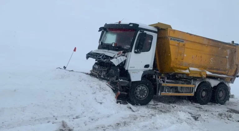 Erzincan’da Karayolları Aracı Kaza Yaptı: Ekipler Zorlu Şartlara Rağmen Görev Başında