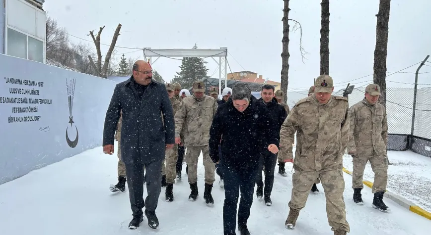 Kemaliye’de Yılbaşı Öncesi Kolluk Kuvvetlerine Moral Ziyareti