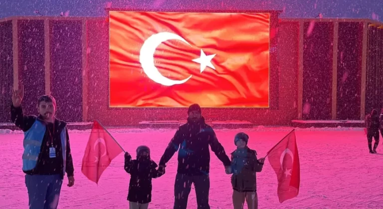 Ülkü Ocakları Ay Yıldız Altında Toplandı: Bayrağa Uzanan Eller Kırmızı Çizgimiz