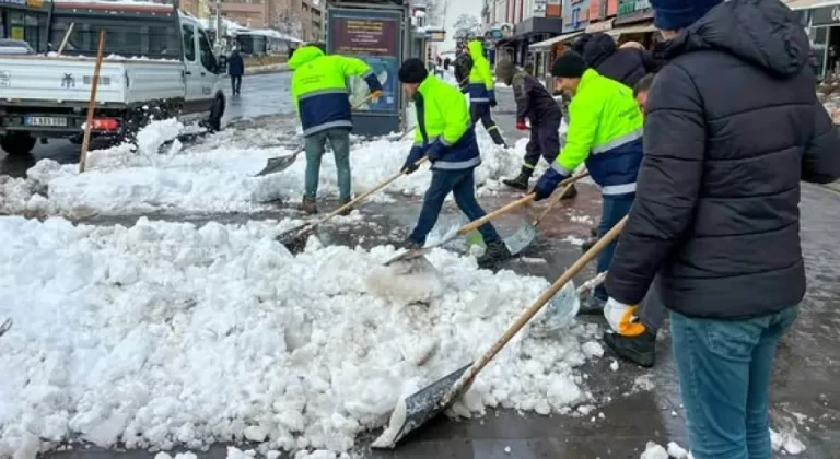 Erzincan Belediyesi Karla Mücadelede Seferber: Ekipler 7/24 Sahada