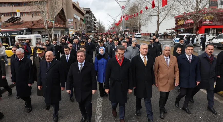 Erzincan’da 108. Yıla Yakışan Bayrak Yürüyüşü