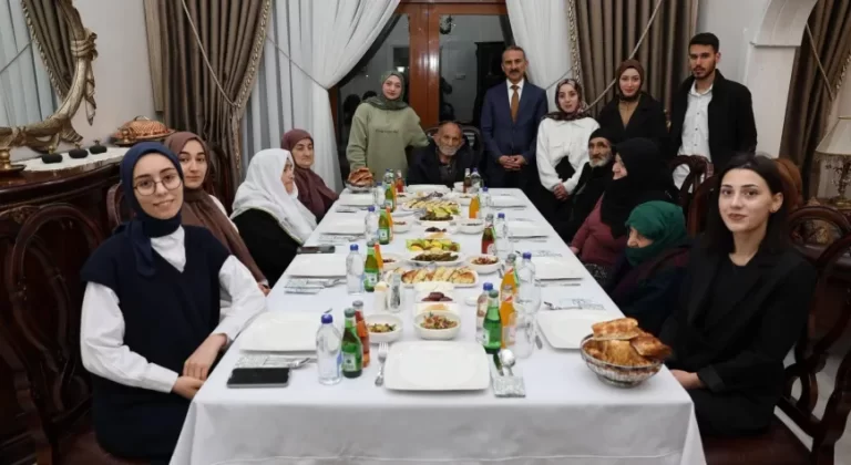Hamza Aydoğdu’nun Sofrasında Nesiller Buluştu: Büyükler ve Gençler Aynı İftarda