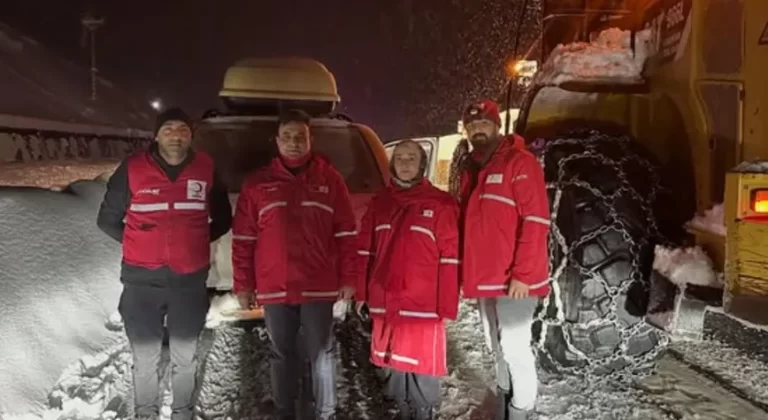Üzümlü Avcılar Mevkii’nde Yolda Kalan Vatandaşlara Kızılay’dan Destek