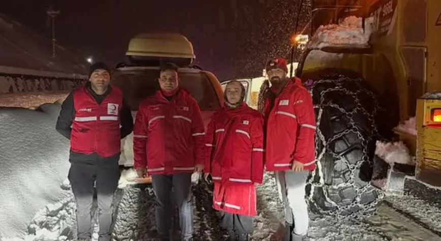 Üzümlü Avcılar Mevkii’nde Yolda Kalan Vatandaşlara Kızılay’dan Destek