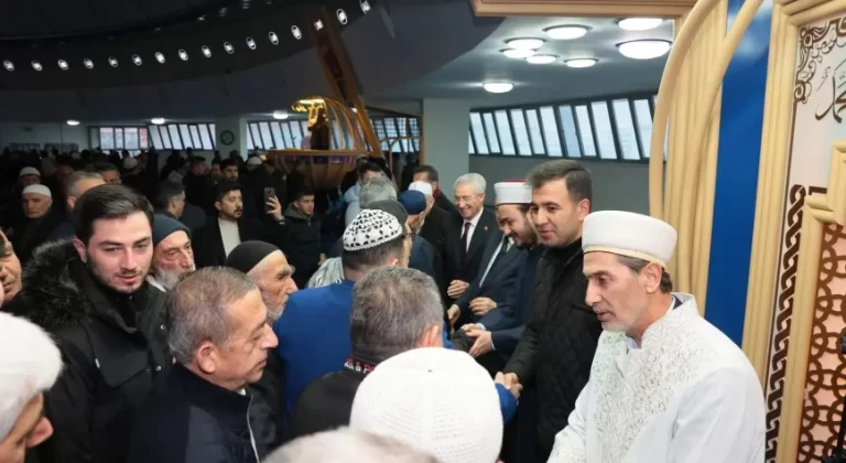 Erzincan Protokolü Bayram Namazı Sonrası Vatandaşlarla Bayramlaştı