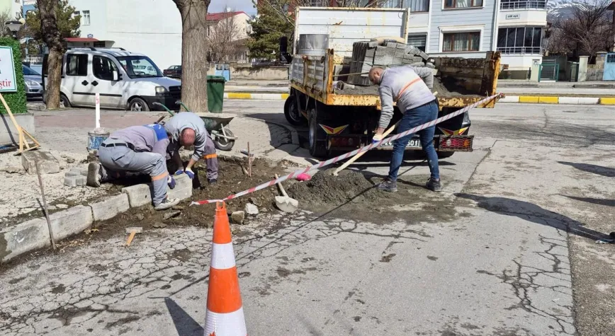 Tahrip Olan Yol ve Kaldırımlar Yenileniyor: Belediyeden Yoğun Mesai