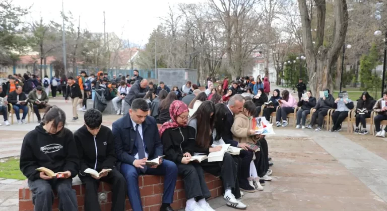 Erzincan’da “Kitap Okuyoruz” Etkinliği Yoğun Katılımla Gerçekleştirildi