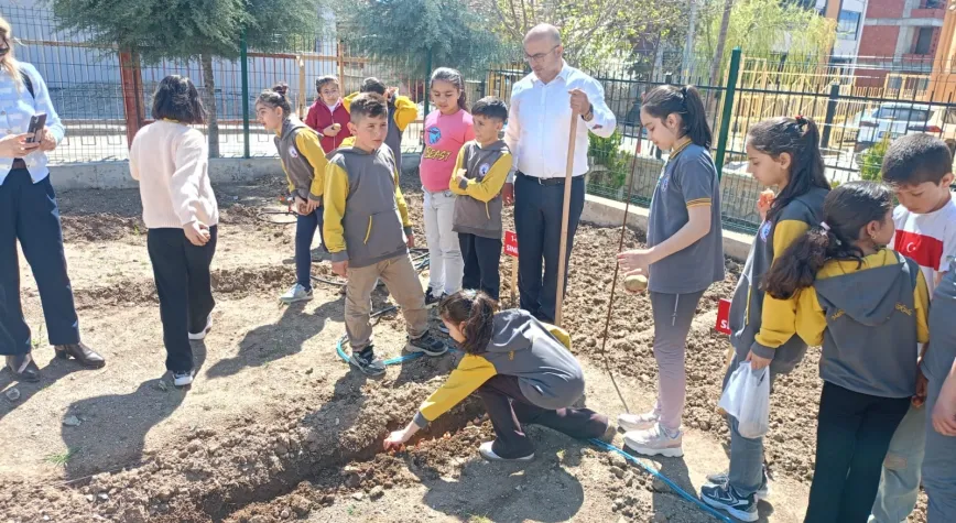 Erzincan’da Minik Eller Toprakla Buluştu