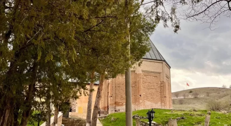 Kemah’ta Sultanmelik Türbesi Yeniden İhya Ediliyor