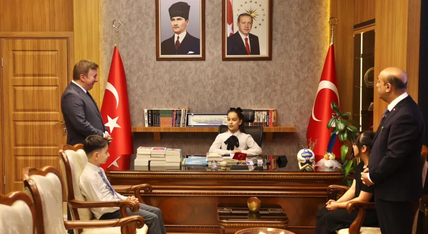 Vali Aydoğdu Makamını Temsili Olarak Öğrencilere Devretti
