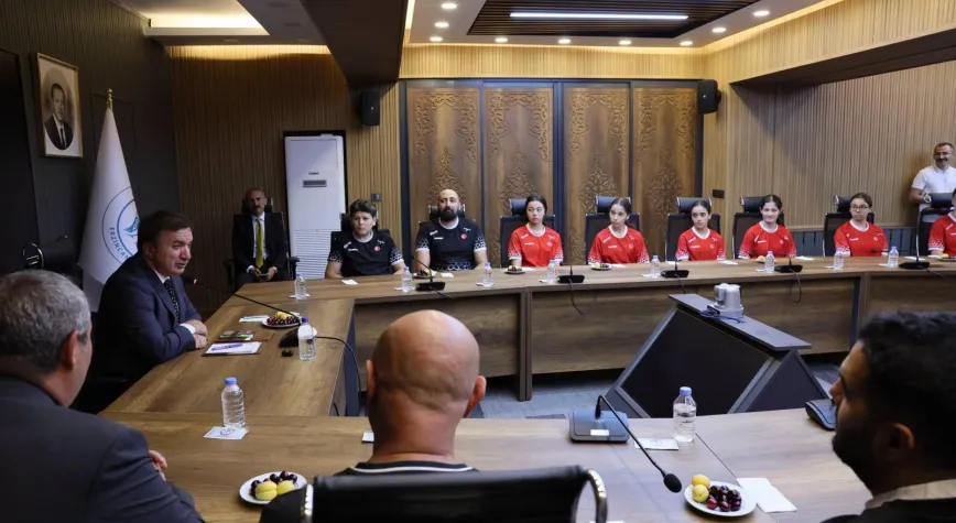 Vali Aydoğdu, U15 Badminton Millî Takımı’nı Kabul Etti